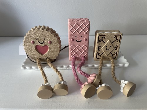 Next three biscuit friends - next,